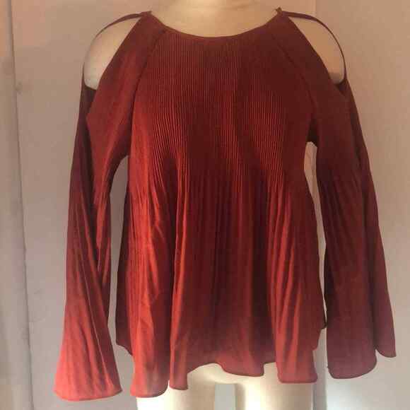 Do and Be pleated rust orange cold shoulder top Women’s Size S Small - Picture 3 of 5
